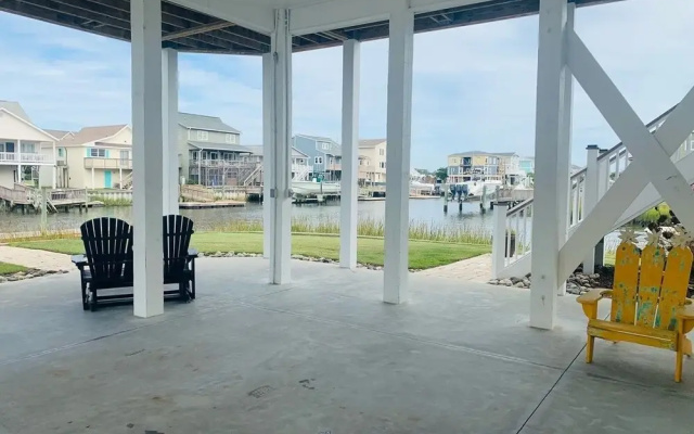 Shore Beats Workin' 5 Bedroom Home by RedAwning