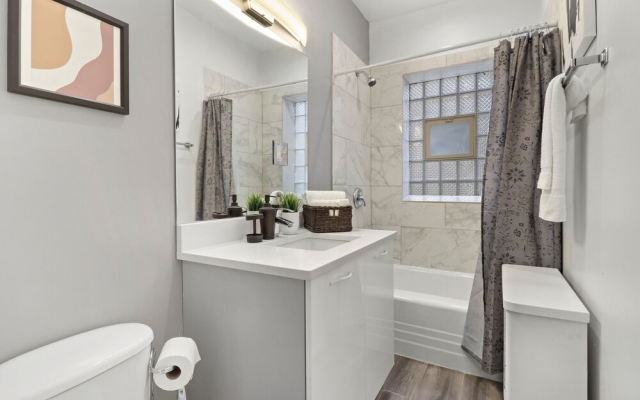 Homey 2BR Apartment in Boystown
