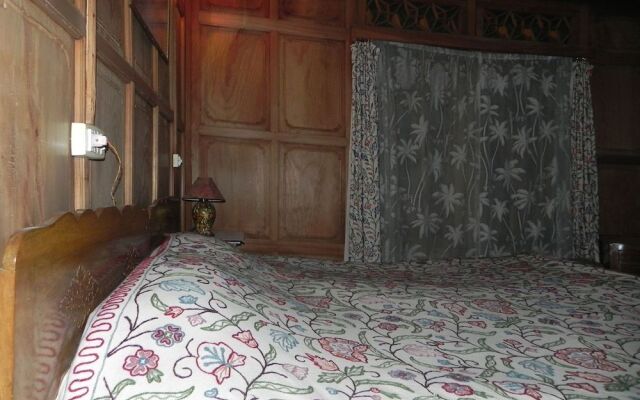 Shabrose Heritage Houseboats