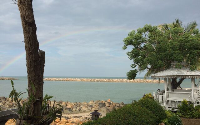 Chomtalay Resort at Had Chaosamran Beach