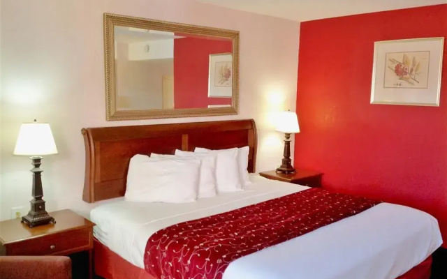 Red Roof Inn & Suites Monterey