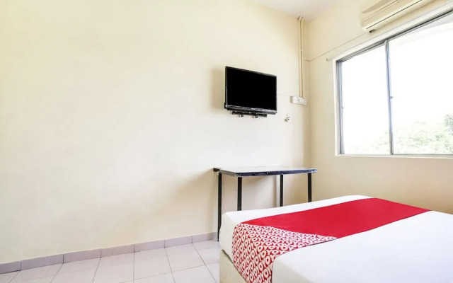 OYO 89615 T Family Hotel