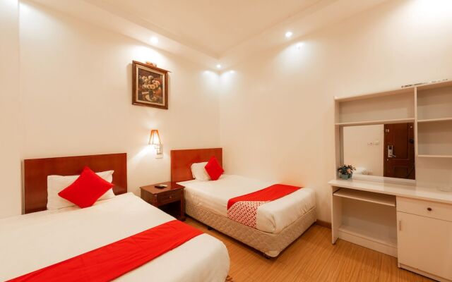 Queen Hotel by OYO Rooms