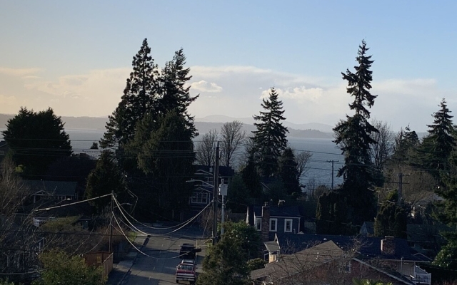 Tranquil 3BR House with Balcony