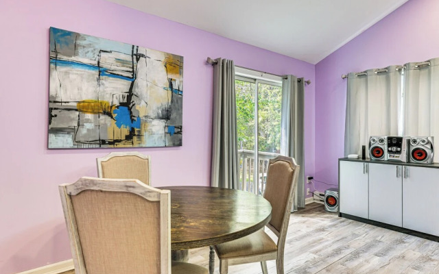 Pocono Getaway: Hot Tub, Community Lake Access!