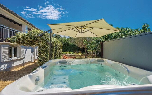 Beautiful Home in Krk With Jacuzzi, Wifi and 3 Bedrooms