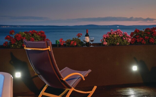 Stunning Home in Podstrana With Jacuzzi, Wifi and 7 Bedrooms