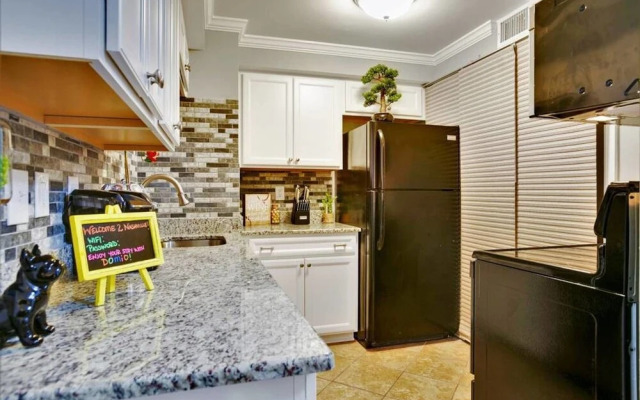 Creative & Cool 2br/2ba West Apt Home