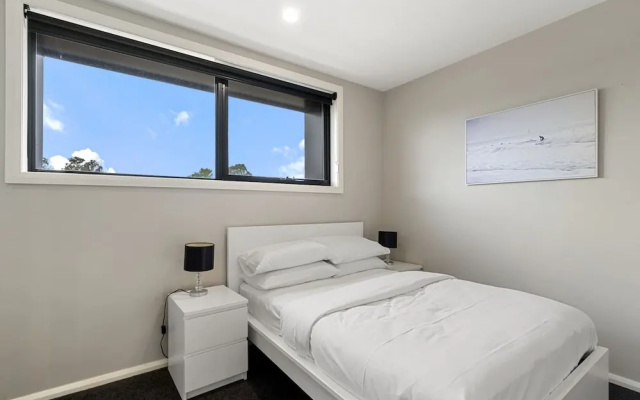 Modern 3-bedroom Townhouse in Quiet Greenway – Guest Rooms – Tuggeranong