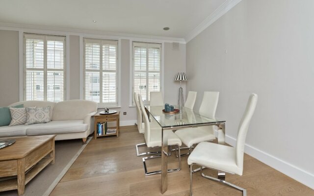 Immaculate two Bedroom Apartment in Chelsea by Underthedoormat