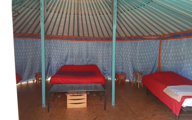 Les Truffiers Yourtes et roulotte