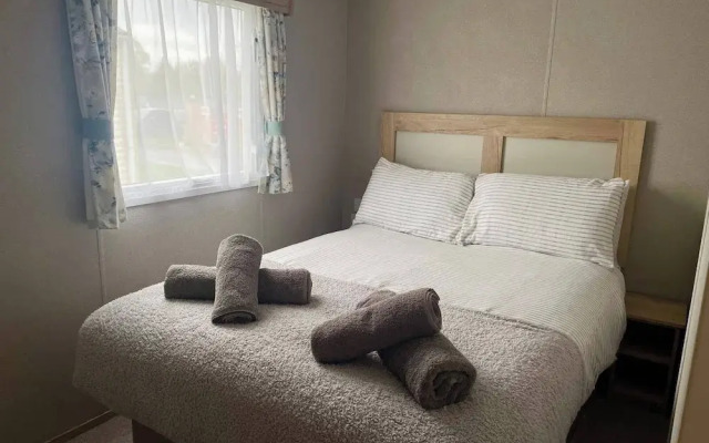 Cosy 3 Bedroom Caravan in South Cerney