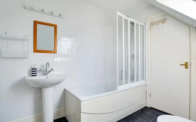 Swanky Holiday Home in Saint Merryn With Garden