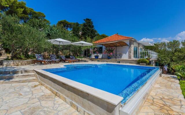 Villa Paladin - Spacious Villa with Pool near Garden Resort - 7 Min walk