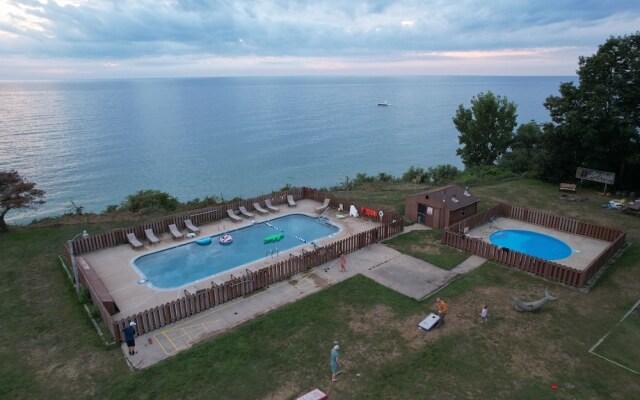 Lake Bluff Inn and Suites