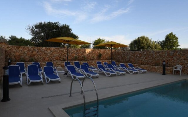 Wileg 4B Luxury Two Bedroom Apartment with Shared Swimming Pool.