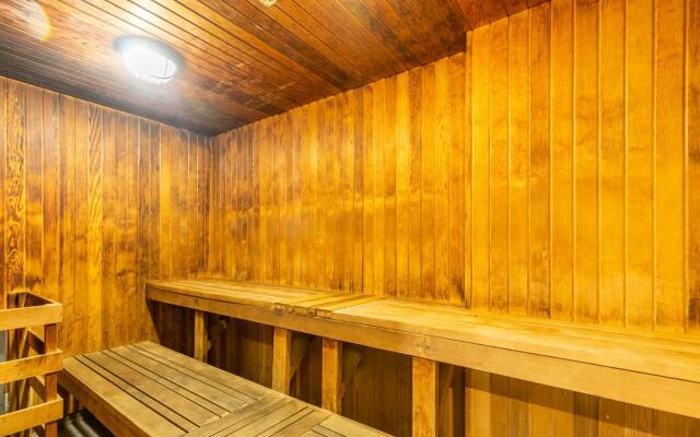 Modern Bright 1Br+Den Unit Downtown