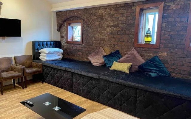 Contractor Bookers at Infinity Apartments