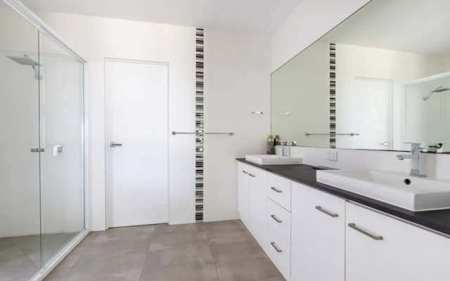 Tenterfield Beachfront Luxury 4 Bedroom Holiday Home