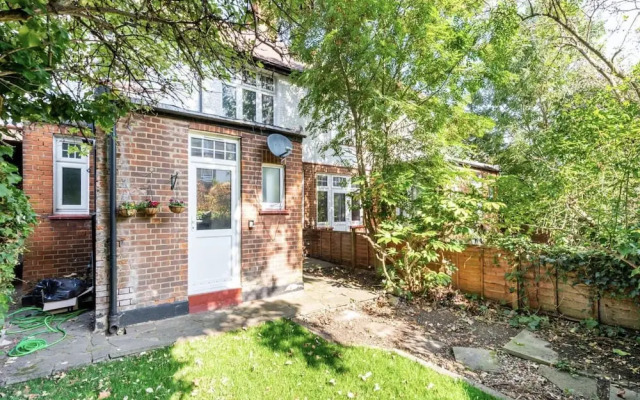 Beautiful 1-bed Apartment With Garden in London