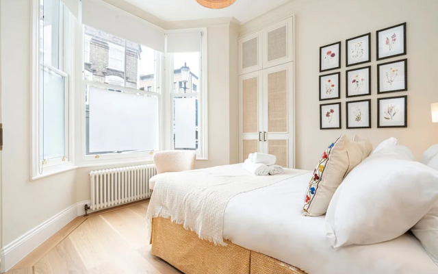 Elegant Flat Near Notting Hill by Underthedoormat