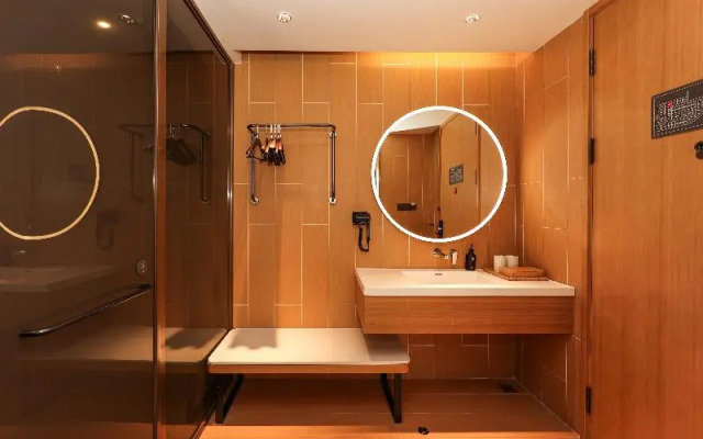 Ji Hotel (Shanghai Xujiahui Guanshengyuan Road)