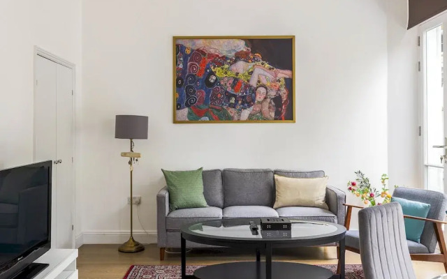 Balcony South Kensington Luxury 2 bed Apartment