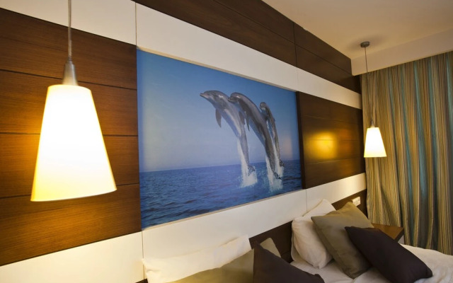 Adella Side Hotel