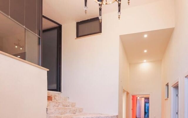 Villa Stone Heart