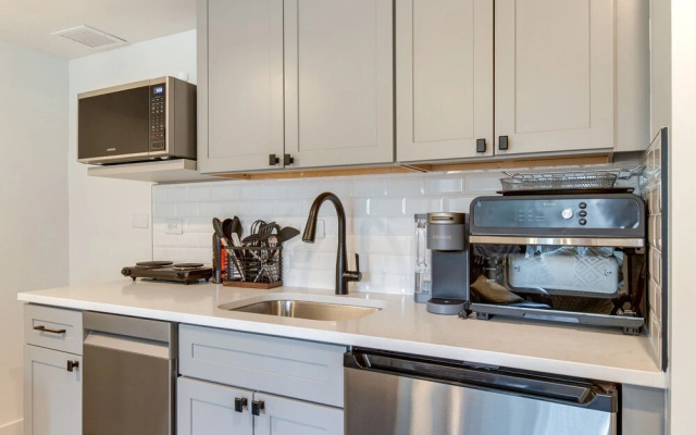 Jefferson Park Apartment: Walk to Empower Field!