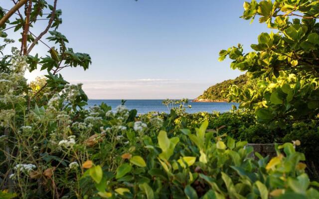 Apartamento com 4 suítes pé na areia