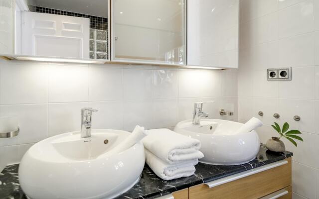 LCM - Modern 3 bedroom apt with stunning views