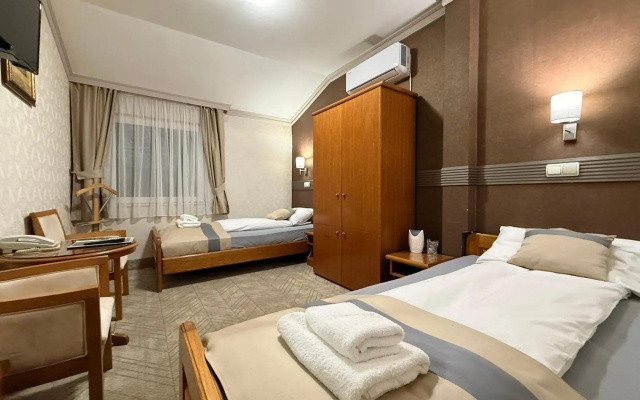 Hotel Lav