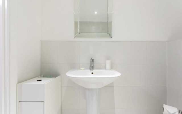 Modern 1 Bedroom Apartment Near Canary Wharf With Balcony