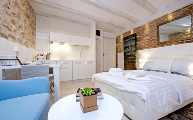 Luna Rooms and Studios