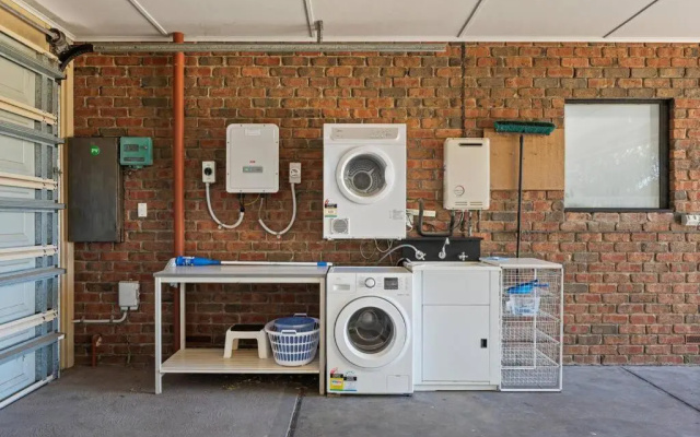 Black Pearl ~ Industrial-Chic in Silver Sands – Guest Rooms – Adelaide