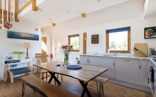 Spacious Coastal Retreat for 10 in West Wittering