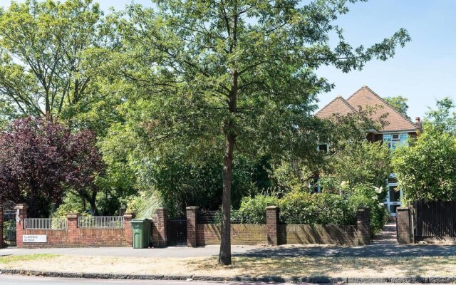 4 Bedroom House in Clapham