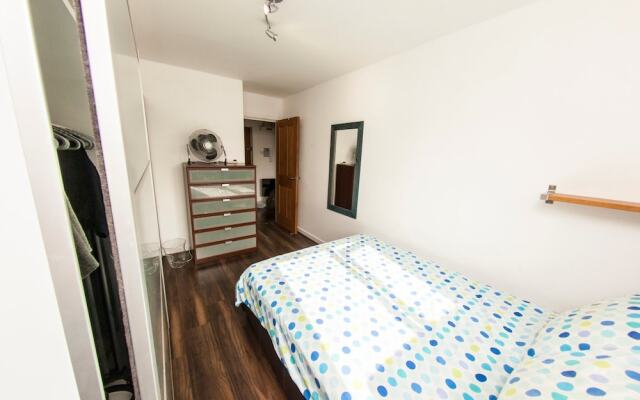 Bright and Spacious Flat Near Borough