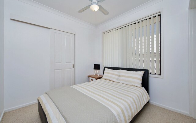 Blue Swimmer, 33 Danalene Parade