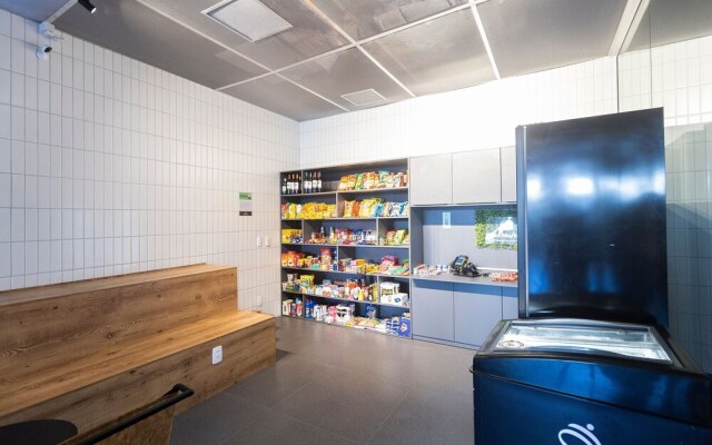 Apartamento moderno com piscina e AC