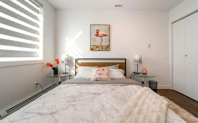 Spacious 2bedroom FREE parking king bed close to DT