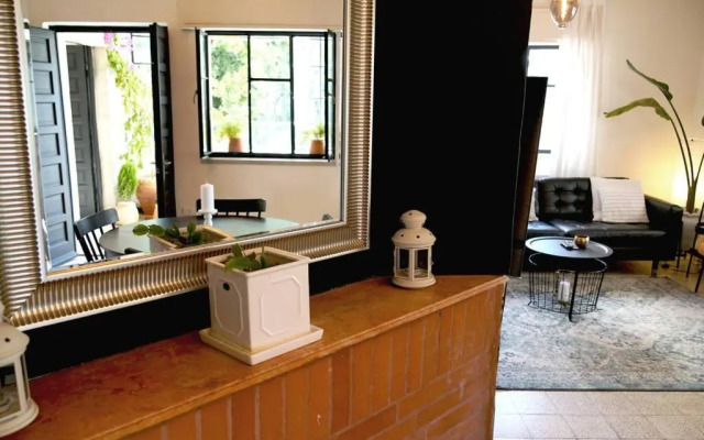 Inspiring 3Bed Unit with Sunny Balcony & Fireplace