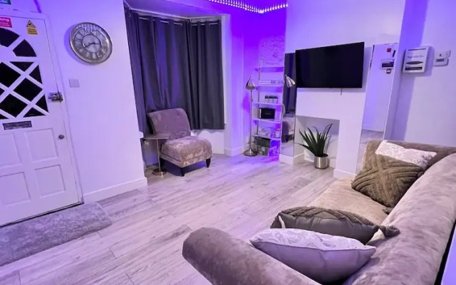 Gillingham - 3 Beds - Sleeps 6 - Garden - Wifi