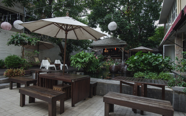 Feung Nakorn Balcony Rooms and Cafe