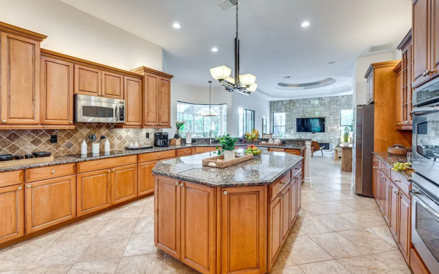 Luxury House With Private Acreage - Near Golfing!