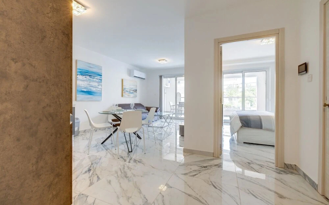 Modern Apartment Steps to St George's Bay