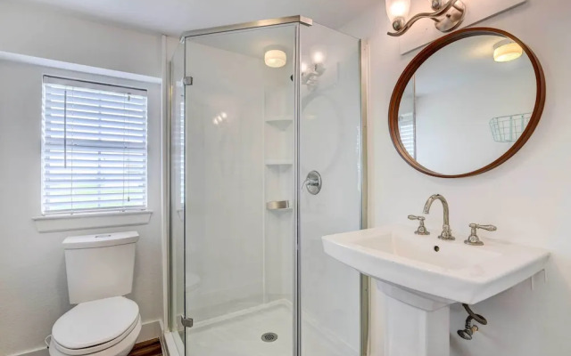 Walk to Beach: Charming Home w/ Deck in Galveston