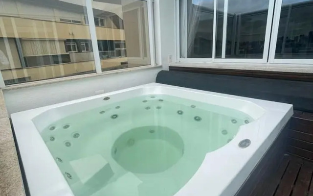 Excelente Cobertura Jurerê com Jacuzzi