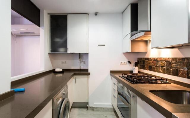 LR2 Private Terrace & Parking Right in the city Center